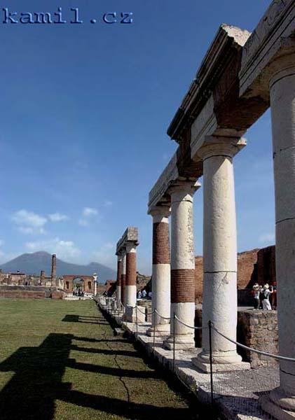 Italia, antick� venkov - kv�ten 2005