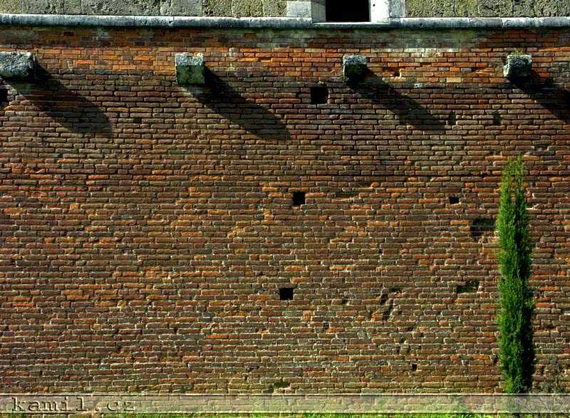Italia, struktury - kv�ten 2005