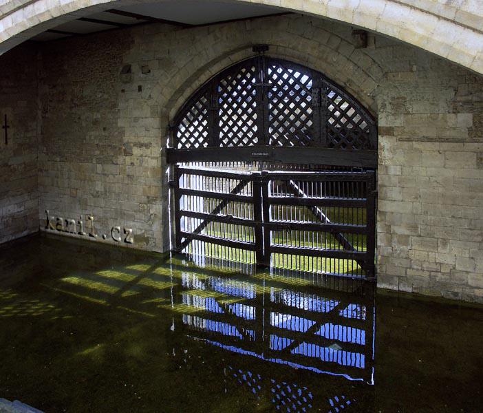 LONDON, Thames river - srpen 2005
